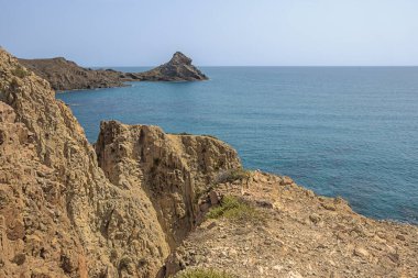 Cabo de Gata 'daki kayalıklarda dururken, Las Sirenas gözcüsünden görüldü.
