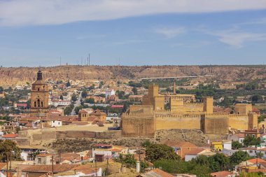 Peder Poveda 'dan görünen Alcazaba ve Guadix Katedrali' nin uzak manzarası.