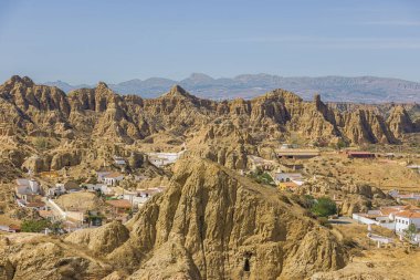 Mağara evi, Guadix 'teki sıcaktan korunmak için troglodit yerleşimleriyle dolu. Sıcaklık uzak dağlarda bulanık bir manzaraya neden olur..