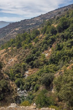 Capileira yakınlarındaki Poqueira vadisine bakıyorum.