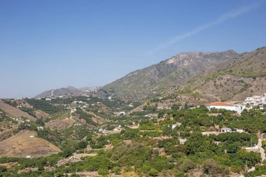 Frigiliana 'nın arkasındaki dağlar, köyün girişinden görülüyor.