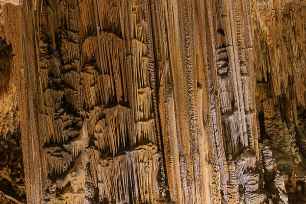 Fines Structures Colorées Filetées Sur Une Grande Colonne Dans Grotte — Photo