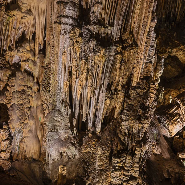 Stalactites Avec Belles Structures Colorées Délicates Dans Grotte Nerja Focus — Photo