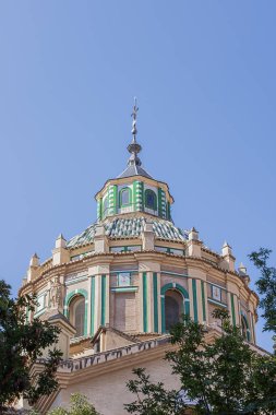 San Juan de Dios Bazilikası 'nın dış cephesi ve kubbesi olağanüstü yeşil ve beyaz fayanslarla 