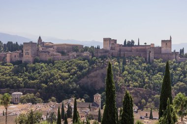 San Nicolas gözcüsünden görülen Alhambra 'nın genel görünüşü
