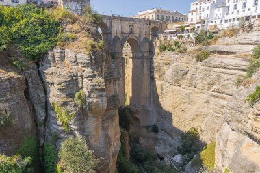 Editör: RONDA, ANDALUSIA, SPAIN, EPTEMBER 30 EYLÜL 2021 - Guadalevin 'deki Puento Nuevo ya da Yeni Köprü' ye bakarak, Guadalevin Nehri 'ni aşan