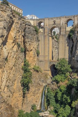 Puento Nuevo 'ya ya da Ronda' nın yeni ve eski kısmı arasında Guadalevin Nehri 'ni aşan Yeni Köprü' ye bakıyorum.