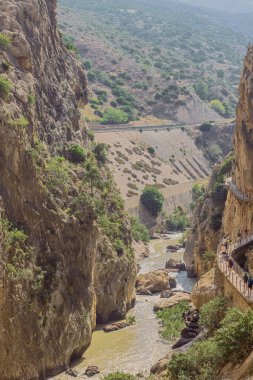 Yayın: CAMINITO DEL REY, ARDALES, ANDALUSIA, İSPAIN, EKİM 1 Ekim 2021 - Rio Guadalhorce vadisinin ilk bölümünden sonra, Ardales yakınlarında kralın yolunun başlangıcında genişliyor