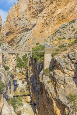 Yayın: CAMINITO DEL REY, ARDALES, ANDALUSIA, İSPAIN, EKİM 1 Ekim 2021 - Guadalhorce boğazı üzerinde Kral 'ın patikasının bulunduğu bir köprü