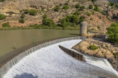 Ardales yakınlarındaki Rio Guadalhorce geçidine girmeden hemen önce Kral 'ın yolunun kuzey girişindeki baraj.
