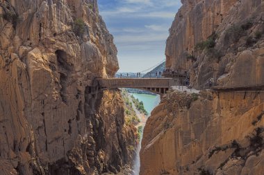 Yayın: CAMINITO DEL REY, ARDALES, ANDALUSIA, İSPAIN, EKİM 1 Ekim 2021 - Guadalhorce geçidinde Kral 'ın güney çıkışı yakınlarındaki patika boyunca uzanan köprüyü geçmek için kuyruğa giren turistler
