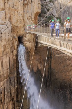 Yayın: CAMINITO DEL REY, ARDALES, ANDALUSIA, İSPAIN, EKİM 1 Ekim 2021 - Guadalhorce Boğazı 'ndan geçmek için bekleyen turistler