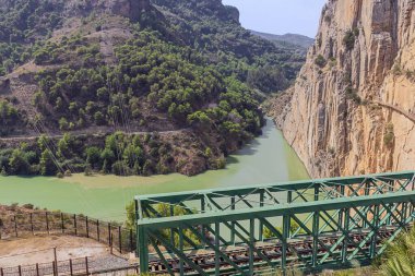 Yayın: CAMINITO DEL REY, ARDALES, ANDALUSIA, İspanya, 1 Ekim 2021 - Kral 'ın yolunun sonundaki demiryolu köprüsü ile Tajo de la Encantada rezervuarı