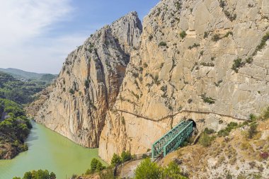 Yayın: CAMINITO DEL REY, ARDALES, ANDALUSIA, İSPAIN, EKİM 1 Ekim 2021 - Yürüme yolunun sonundaki Kral 'ın patikası ve demiryolu