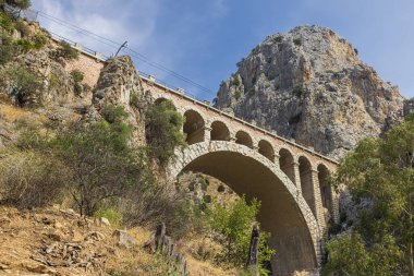 Demiryolu köprüsünün altında, Kral 'ın yolunun sonunda, Tajo de la Encantada gölünün yukarısında.