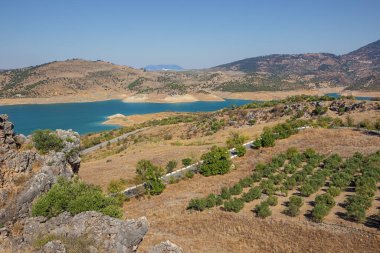 Zahara de la Sierra 'nın sınırındaki su deposu köyün hemen dışından görüldü.