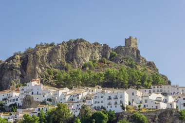 Zahara de la Sierra ve kalesi, köyün hemen dışından görüldü.
