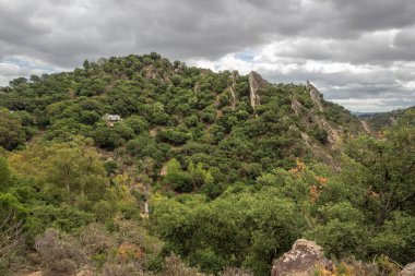 Jimena de la Frontera 'nın batısındaki Risco bahçesinde dikey katlanmış kayalıkları olan tepeler.
