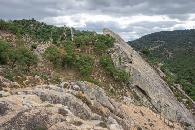 Jimena de la Frontera 'nın batısındaki Hozgarganta nehrinin üzerindeki Risco bahçesinde tehlikeli uçurumlar var.
