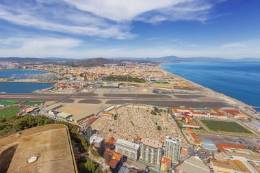 Editör: GIBRALTAR, UNITED KINGDOM, 5 Ekim 2021 - La Linea de la Concepcion ile Cebelitarık Havalimanı, yukarıdan görüldü