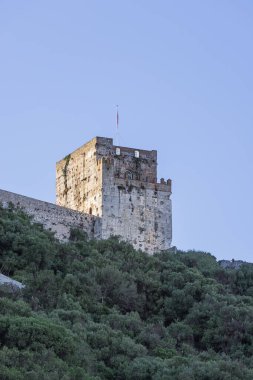 Cebelitarık 'ın girişinin üstündeki Fas kale kulesinin manzarası.