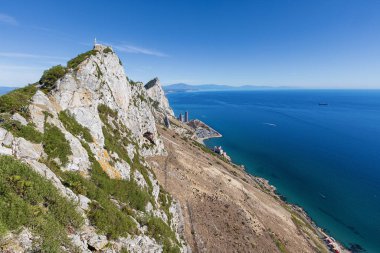 İspanyol sahil otelinin arka planında Cebelitarık Kayası 'nın güney yüzü.