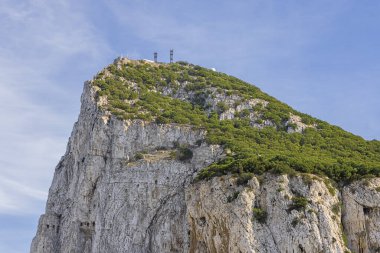 Cebelitarık kayasının üst kısmı Cebelitarık şehir merkezinden görüldü.