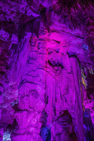 ジブラルタルの岩の中のセント マイケルズ洞窟のカラフルな照明 — ストック写真