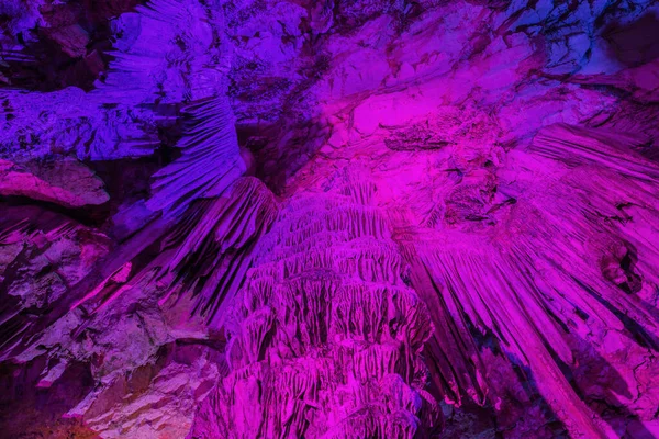Barevně Osvětlené Stalaktity Vycházející Stropu Jeskyni Michala Uvnitř Gibraltaru — Stock fotografie