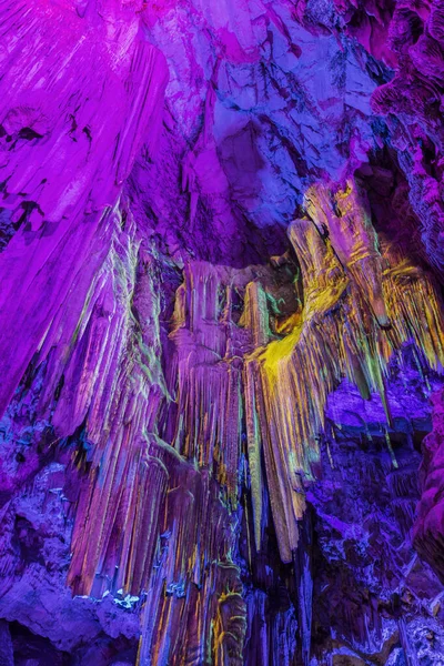 Une Explosion Couleurs Provenant Stalactites Dans Grotte Saint Michel Intérieur — Photo