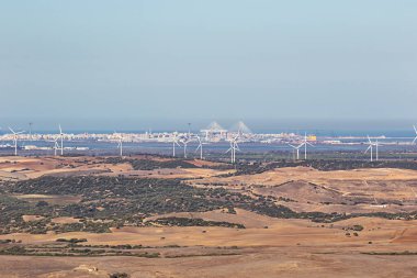 A, sıcaktan dolayı, Medine Sidonia 'dan görünen uzak Cadiz' in bulanık görüntüsü.
