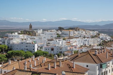 Arka planda şehir duvarı olan Vejer de la Frontera 'nın beyaz evleri.