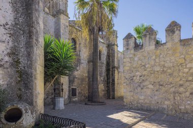 Şehir duvarıyla Vejer de la Frontera 'daki Devine Salvador kilisesi arasında.