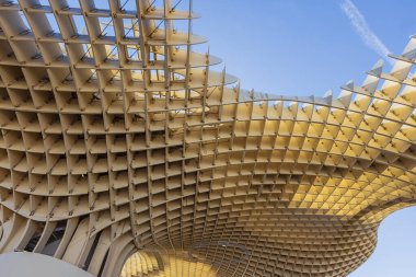Editör: SEVILLE, ANDALUSIA, SPAIN, EKİM 10 Ekim 2021 - Metropol Şemsiyesi 'nin sokak seviyesinden görülen çatı yapısına bakılıyor