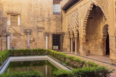 Editör: SEVILLE, ANDALUSIA, SPAIN, EKİM 10, 2021 - Seville Alcazar 'daki Patio del Yeso Avlusu