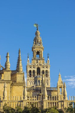 Sevilla 'daki Triumph Meydanı' ndan Giralda 'ya bakıyorum.