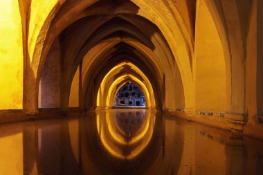 Editör: SEVILLE, ANDALUSIA, SPAIN, 11 Ekim 2021 - Sevilla Alcazar 'daki Maria de Padilla tuvaletlerini araştırıyoruz