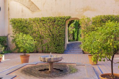 Editör: SEVILLE, ANDALUSIA, SPAIN, 11 Ekim 2021 - Seville Alcazar 'daki Mutfak Girişi