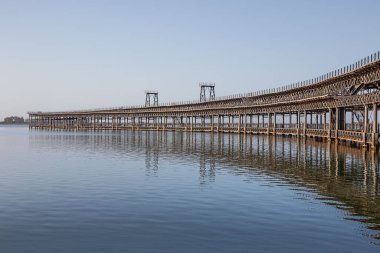 Huelva Limanı 'ndaki Rio Tinto Rıhtımı' nın yanında duruyor.