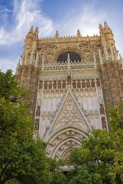 Fachada Sobre Entrada Catedral Sevilla Decorada Con Finas Esculturas — Foto de Stock