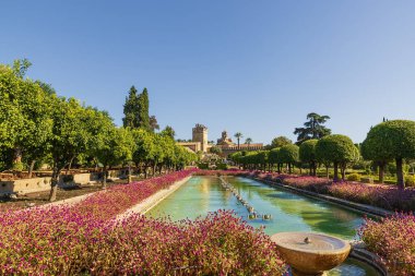 Editör: CORDOBA, ANDALUSIA, SPAIN, EKİM 15 Ekim 2021 - Aslanlar Kulesi ve Haraç Kulesi ile Cordoba 'daki Alcazar Bahçesi