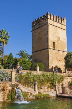 Alcazar 'ın bahçesinde Aslanlar Kulesi kulenin yanındaki göletten görüldü.