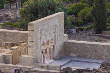 Cordoba 'nın hemen dışındaki bir arkeoloji alanı olan Medina Azahara' daki Ja 'far Evi' nin giriş kapısı olan ana avlu.