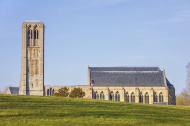 Damme 'daki Our Lady Church' ün yan görüntüsü, güneyden görüldü.