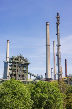 Duisburg yakınlarındaki Alsumer Berg 'ün yanında baca ve fırın var.