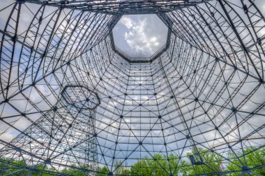 Yazı: ESSEN, NORTH RHINE-WESTPHALIA, GERMANY, 21 Mayıs 2022 - Zollverein kompleksindeki soğutma kulesinin çerçevesinde 19. ve 20. yüzyıllardaki büyük ekonomik öneme sahip Avrupa birincil sanayisinin önemli bir örneği