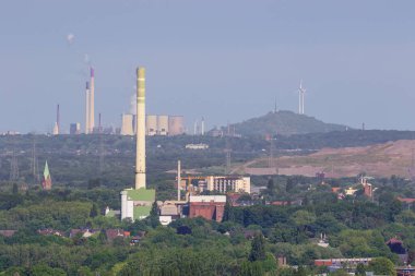 Bochum yakınlarındaki Ruhr bölgesinde Tippelsberg 'den görülen bacalar ve soğutma kuleleri.