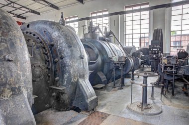 Editör: DORTMUND, NORTH RHINE-WESTPHALIA, GERMANY, 11 Haziran 2022 - Hansa kokain fabrikasının kompresör salonunda dev bir kompresörün yanında duruyor