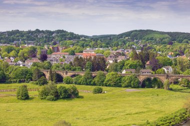 Bommern köyündeki demiryolu köprüsü, Witten yakınlarındaki Hohenstein 'den görüldü.