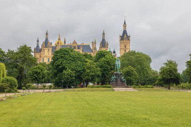 Standing in front of the Schwerin Castle in the middle of the castle garden